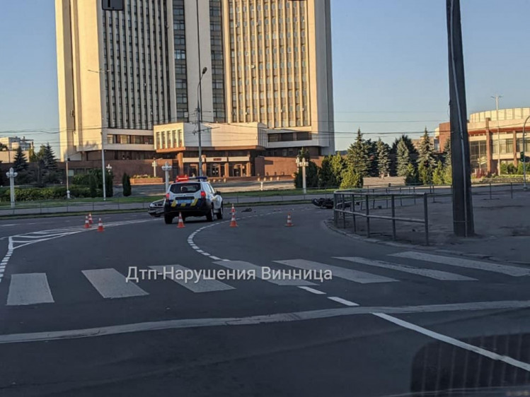 В Виннице напротив "Книжки" Lanos столкнулся с мотоциклом (Фото)