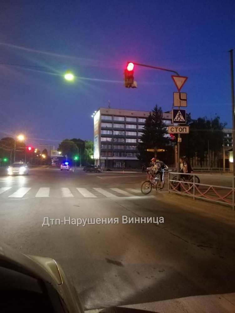 В Виннице напротив "Книжки" Lanos столкнулся с мотоциклом (Фото)