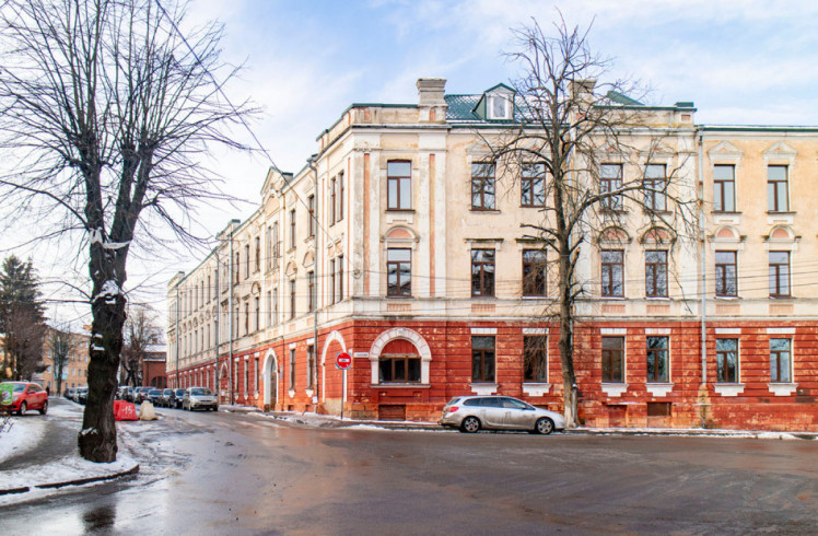 У цій будівлі раніше діяв медичний коледж, тепер це один з корпусів Донецького національного університету імені Стуса