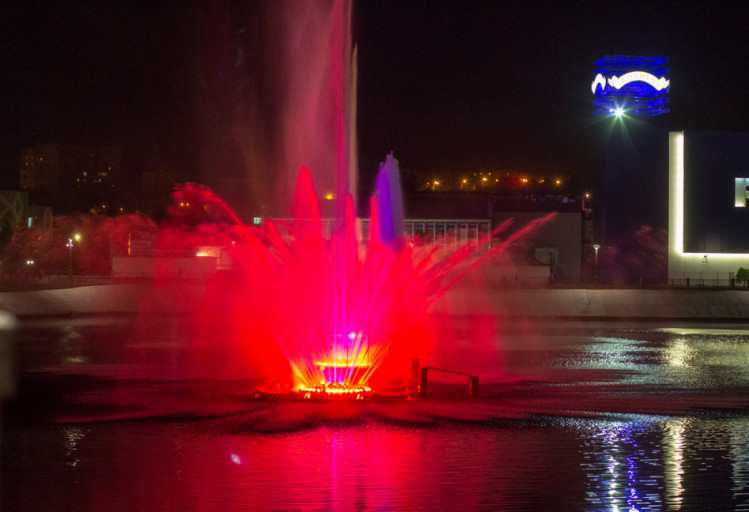 Світломузичний фонтан у Вінниці на річці Південний Буг