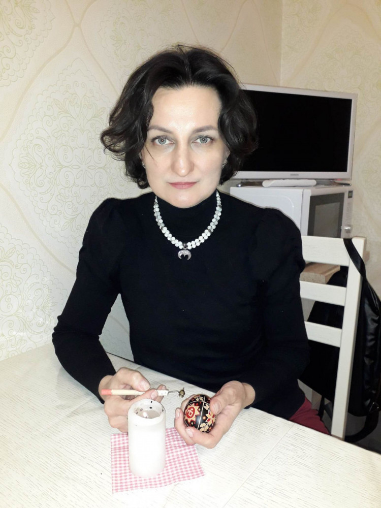 Олена Нікіфорова за виготовленням писанки