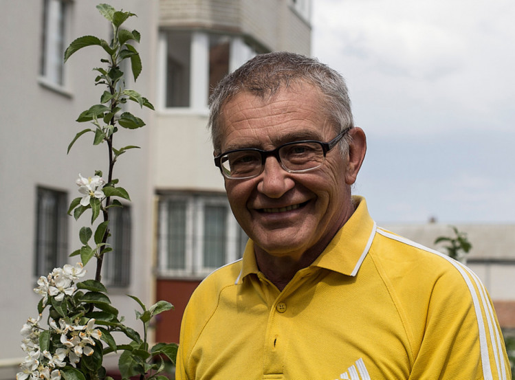 У нового помещения Виталий Полонец сразу посадил цветы и деревья. Фото: Сергей Бахмутов