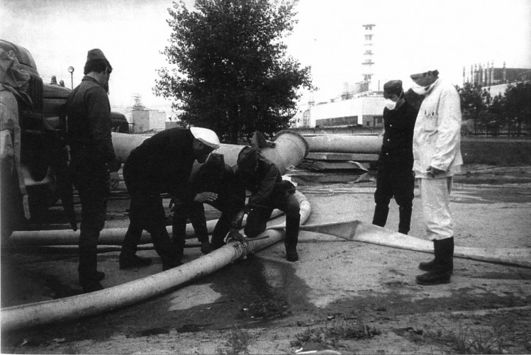 Подача води для бетонування саркофагу над зруйнованим реактором. Фото: архів газети "Мить істини"