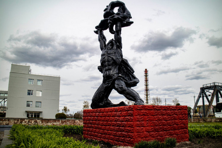 Пам’ятник Прометею, перенесений з Прип’яті на площу до ЧАЕС. Фото: Сергій Бахмутов