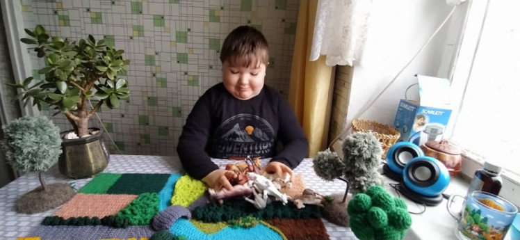 Мишко Кисельов "тестує" іграшки, виготовлені мамою