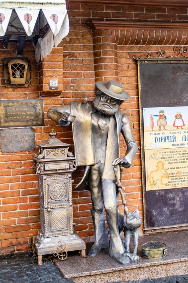 Памятник основателю отеля & quot; Франция & quot; Евгении Прунмаер6