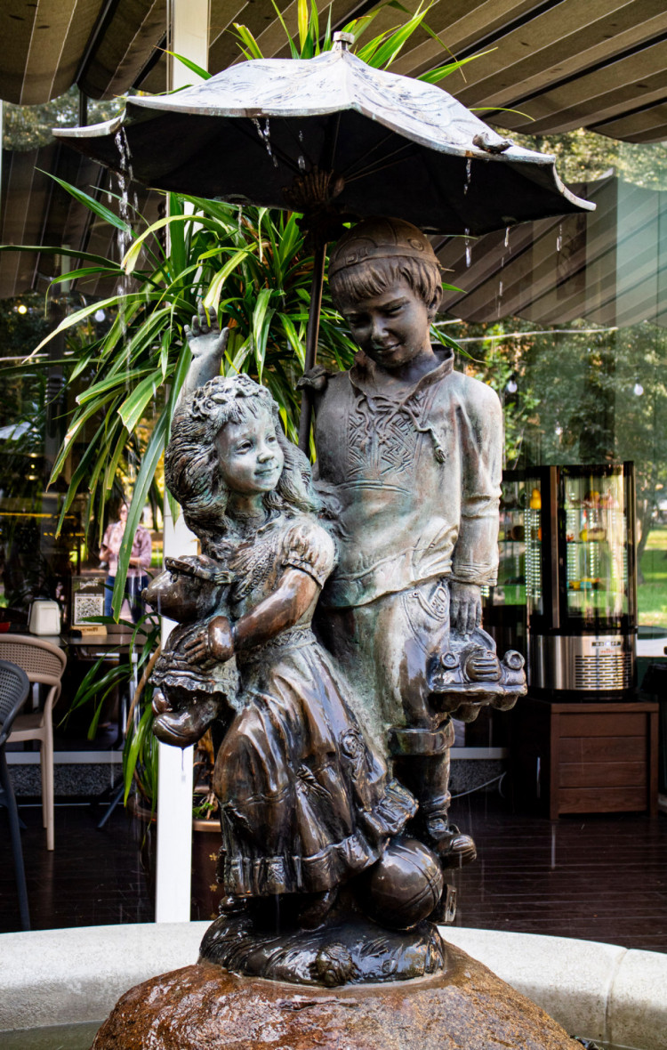 Хлопчик і дівчинка біля дитячого кафе