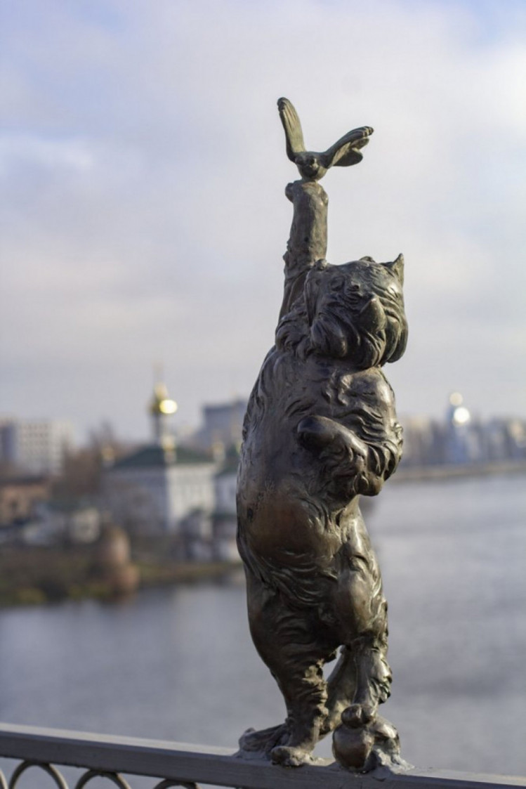 Кот и бабочка на Киевском мосту