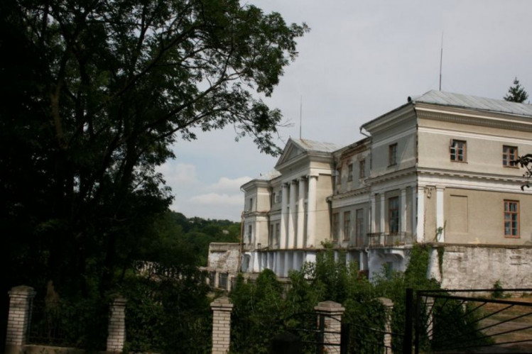 Садиба в Мурованих Курилівцях 