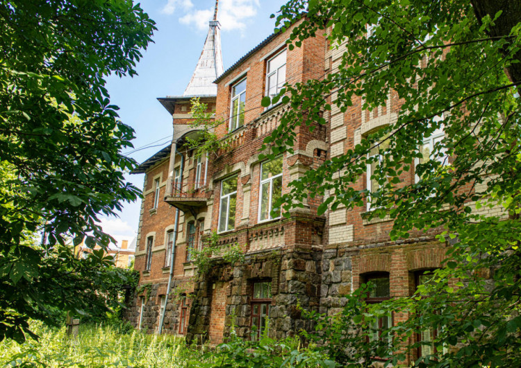 Здание больницы напоминало детям средневековый замок. Фото: Сергей Бахмутов