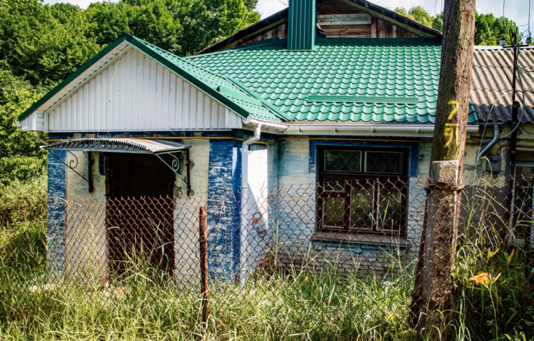 Крутой спуск, улица контрастов. Фото: Сергей Бахмутов