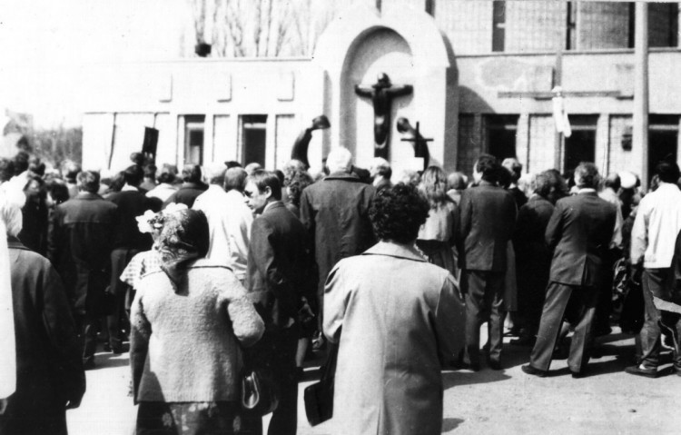 Відкриття меморіалу жертвам сталінських репресій. Вінниця, кладовище Підлісне, 1993 р.
