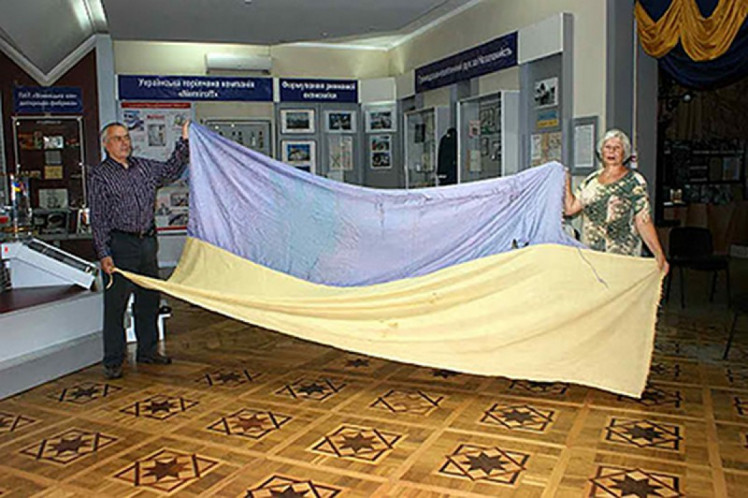 Сшитый Ларисой Корниенко флаг хранится в музее