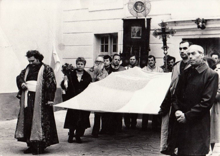 Освячення жовто-блакитного прапора у Вінниці, 1990 р.