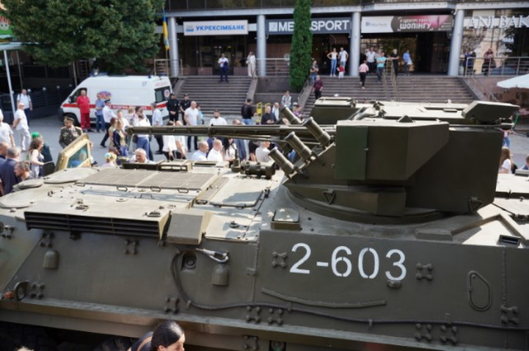 Виставка військової техніки у Вінниці на Європейській площі, День Незалежності України, 2021 р. 
