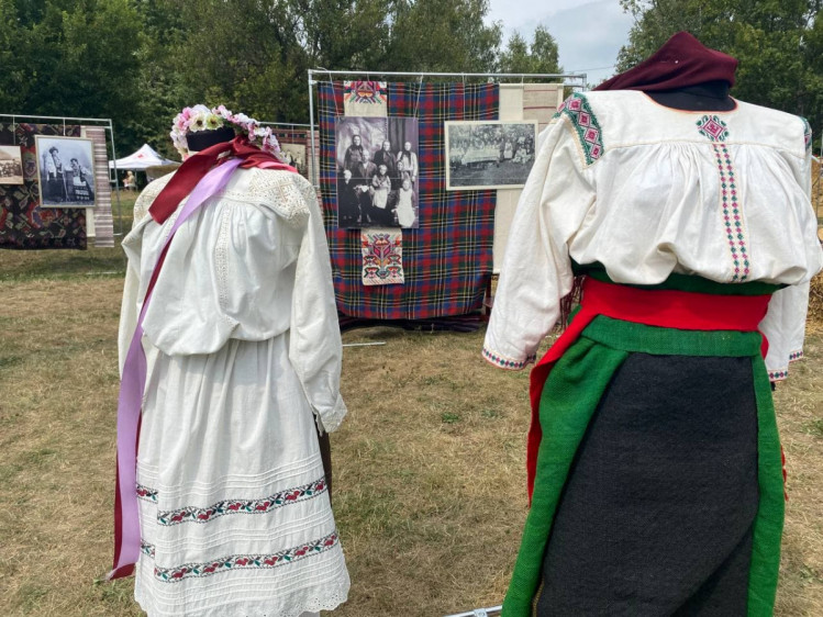 Вінниця, 24 серпня, парк Дружби народів, експозиція краєзнавчого музею, давній одяг Східного Поділля
