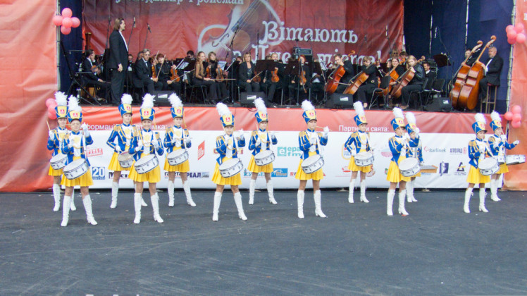 День города в Виннице, 2010 год. ансамбль барабанщиц