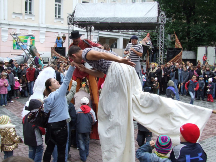 День міста у Вінниці - 2008, актори на ходулях, Європейська площа