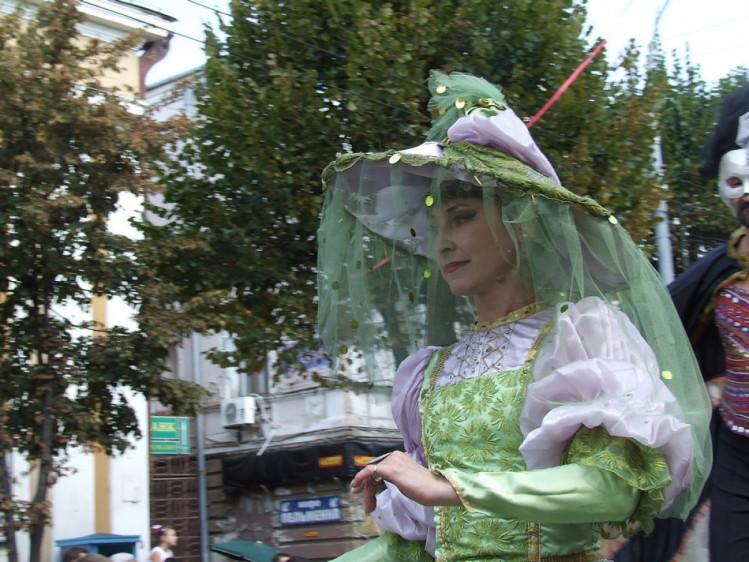День міста у Вінниці, 2009 рік, актори на ходулях