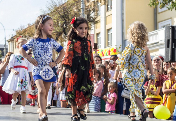День города в Виннице 2015 года. Демонстрация детской одежды