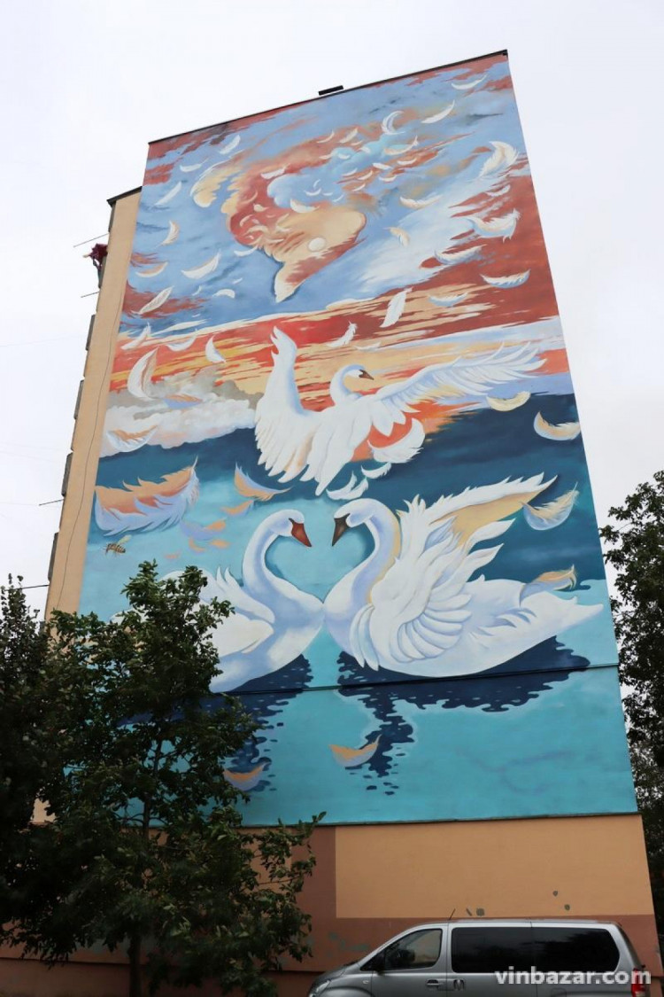 Мурал "Лебединий світанок"