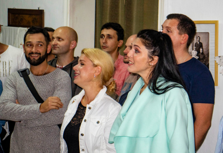 Артисти Національної оперети виконують "Щедрик" у музеї-квартирі Леонтовича, серпень 2021 р.