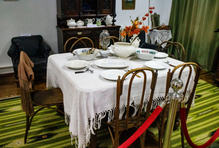 Вітальня в домі Леонтовича в Тульчині