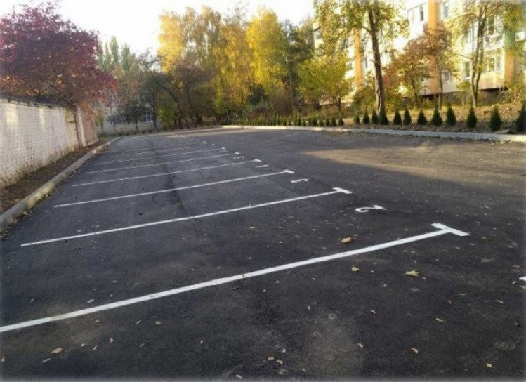 Паркувальні місця в дворах у Вінниці