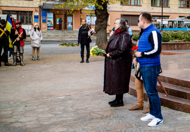 Мать Максима Шимко приняла участие в чествовании памяти & quot; памяти Небесной Сотни во время рыцарского турнира