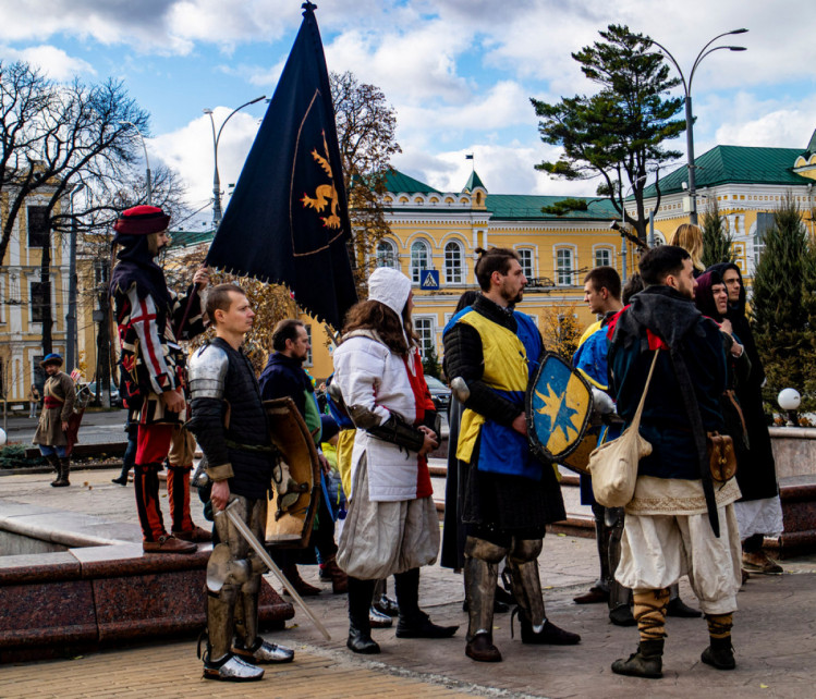 Участники рыцарского турнира на площади Небесной Сотни в Виннице