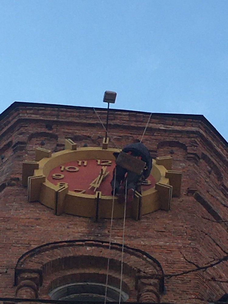 Знімаають стрілки з годинника на Вежі Артинова