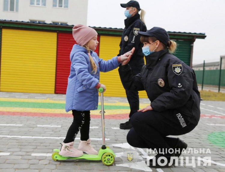 У дитячому садочку Вінниці поліцейські навчали дітей безпечній поведінці на дорозі