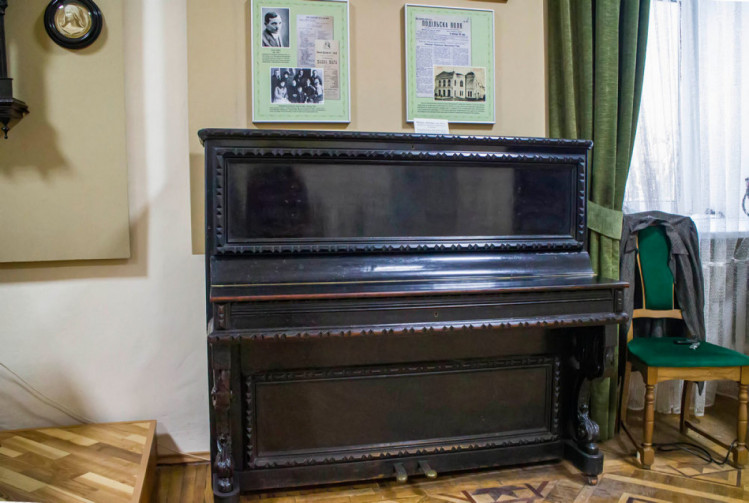 Пианино в воссозданном кабинете Петлюры