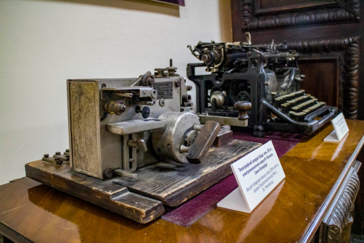 Телеграфный аппарат в воссозданном кабинете Петлюры