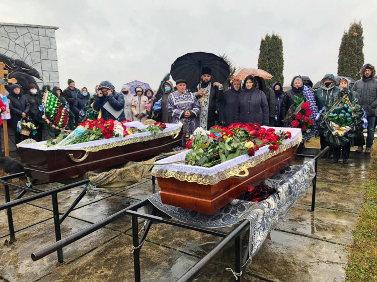 У Теплику поховали подружжя, яке загинуло у ДТП