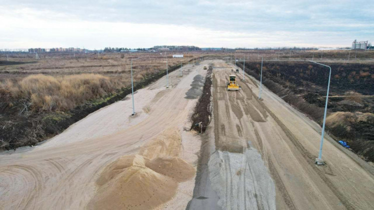 У Вінниці поблизу індустріального парку тривають земляні роботи під першу бетонну дорогу протяжністю півтора кілометра