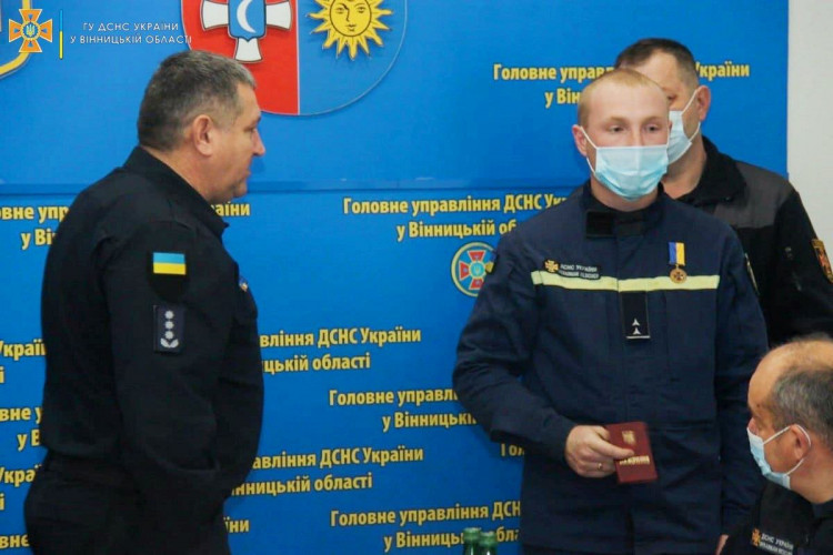 У Вінниці нагородили рятувальника зі Жмеринського району, який ризикуючи власним життям врятував людину