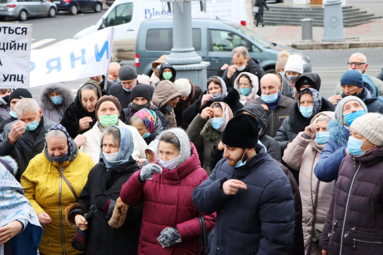 В Виннице пикетируют московские священники