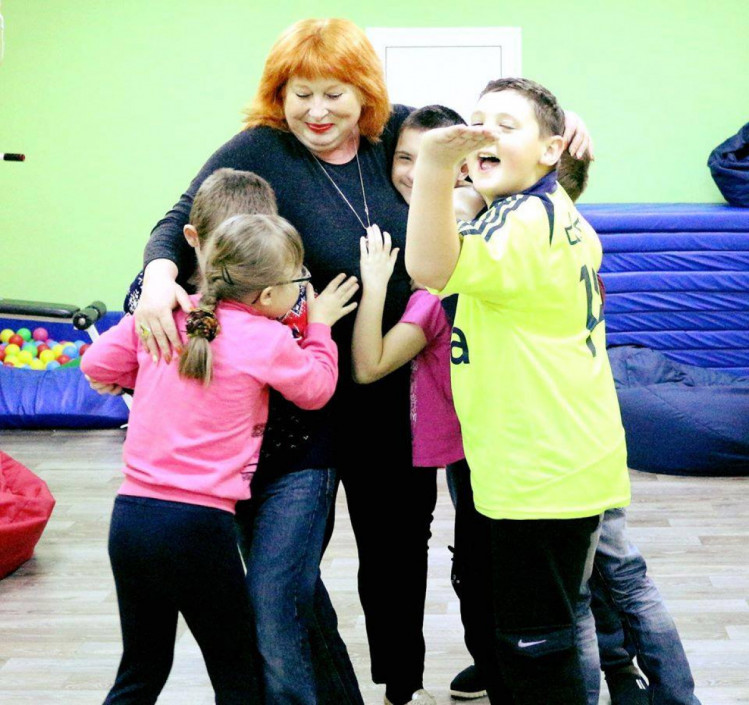 Марина Ревенко с воспитанниками "Особенного театра"