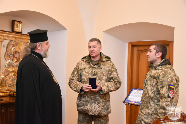 У Вінниці військові вручили митрополиту Вінницькому і Барському Симеону медаль "За благодійну діяльність"