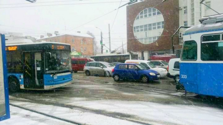 У Вінниці випав рясний сніг, через що у місті утворилися затори