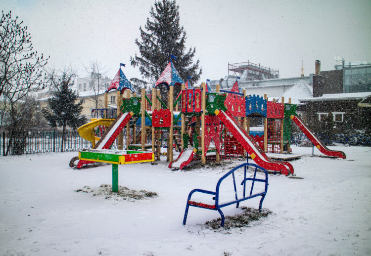 Снежная детская площадка