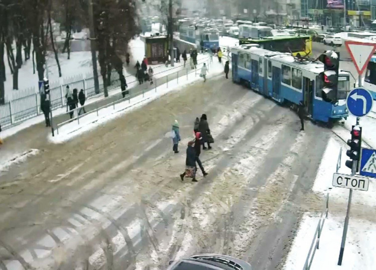 У Вінниці люди штовхали трамвай