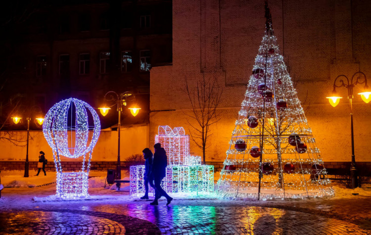 Новогодняя иллюминация возле Винницкого городского совета