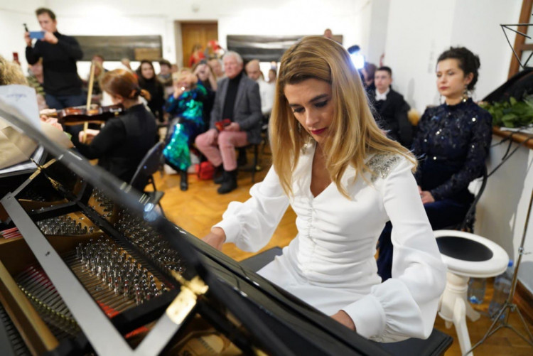Лариса Білозір під час різдвяного концерту