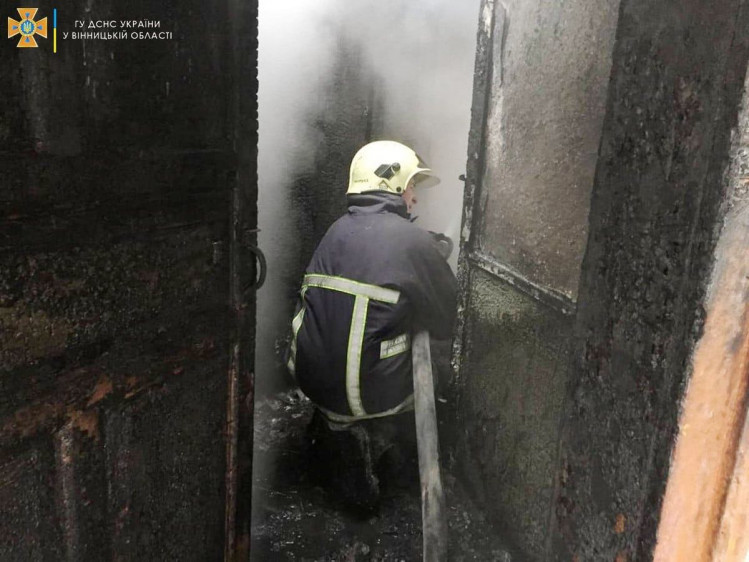 Рятувальники Вінниччини гасять пожежу у будинку