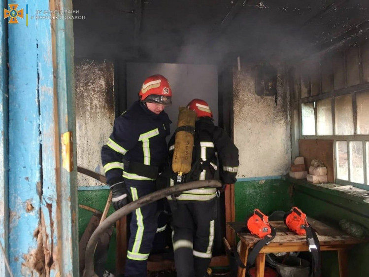 Рятувальники Вінниччини гасять пожежу