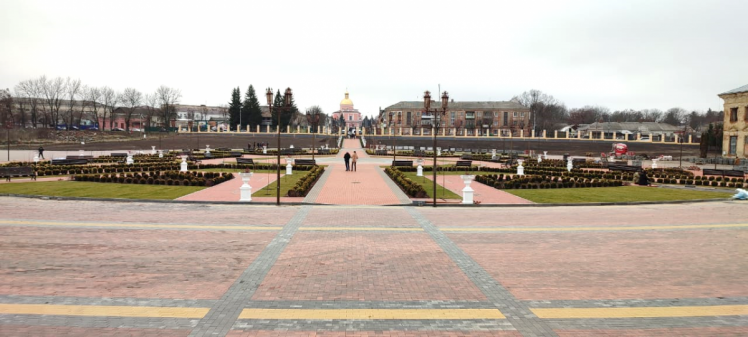 Площа перед Палацом Потоцьких у Тульчині