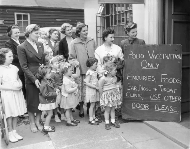 Очередь прививки от полиомиелита вскоре после появления вакцины