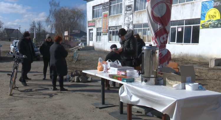Жители села в Винницкой области кормят беженцев